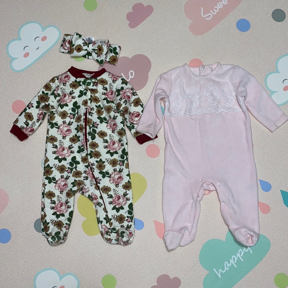 Bundle of 2 baby girl sleepers size 3-6 Months